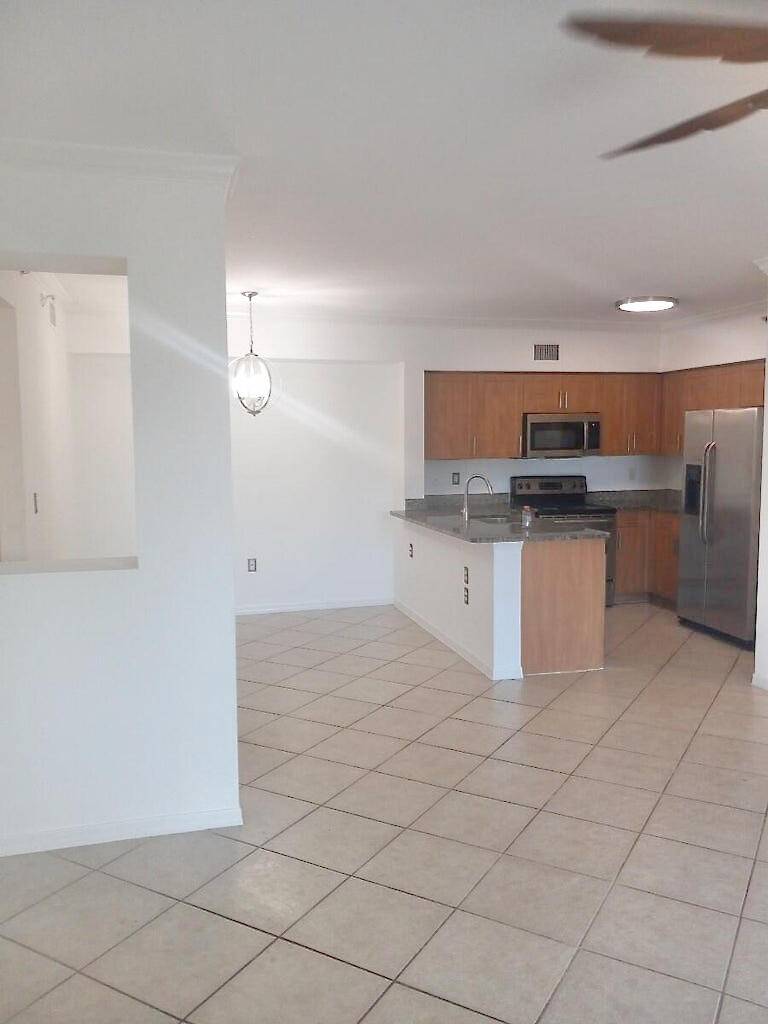 West Palm Beach, FL 33411,6450 Emerald Dunes DR 301