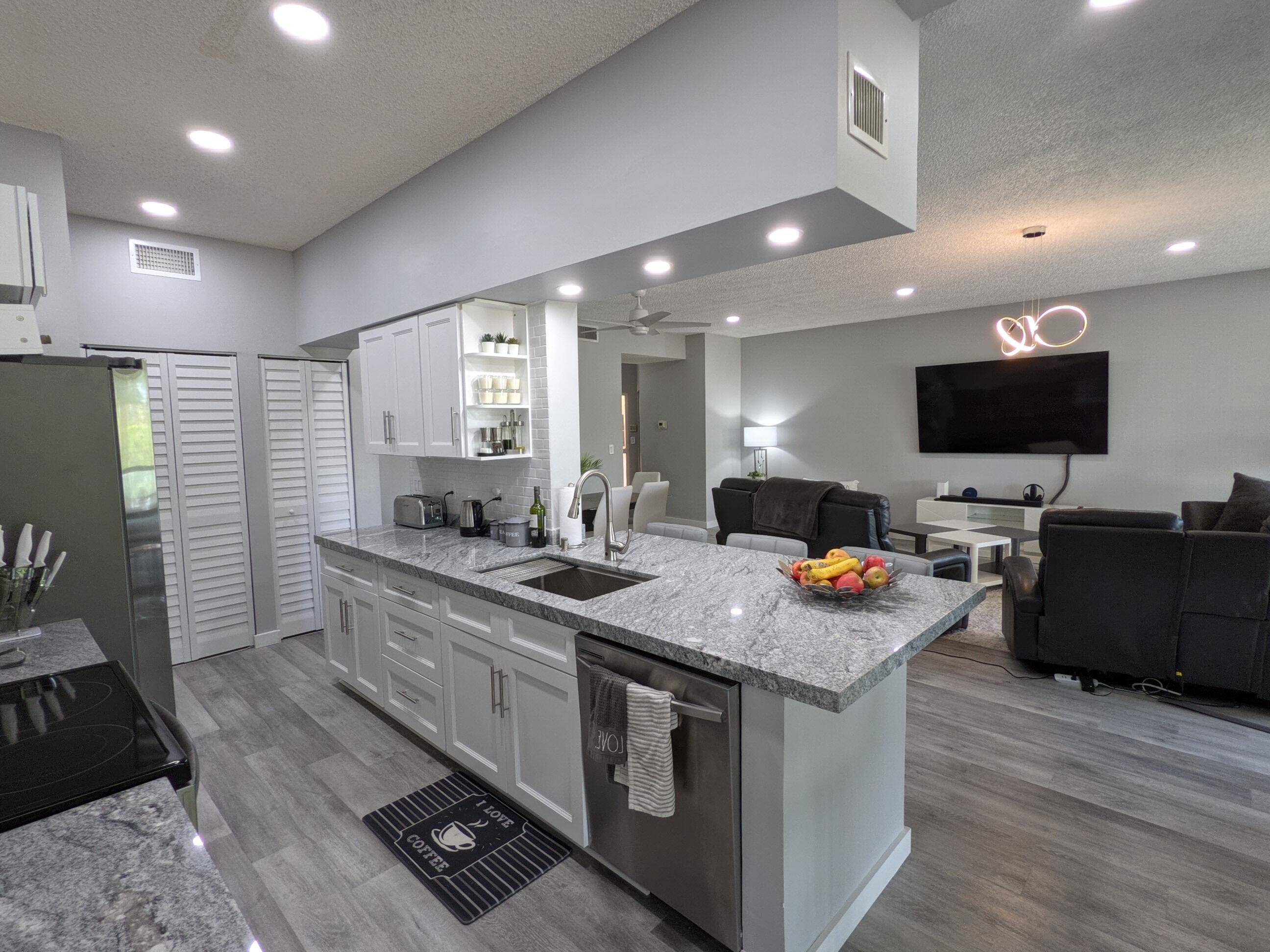 Hypoluxo, FL 33462,105 Half Moon CIR F2