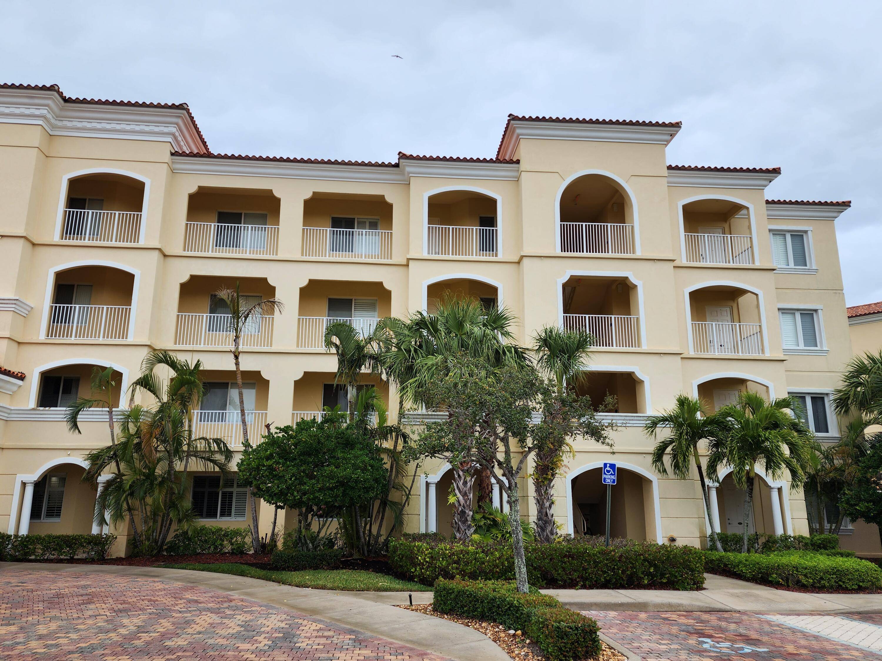 Fort Pierce, FL 34949,35 Harbour Isle DR 104