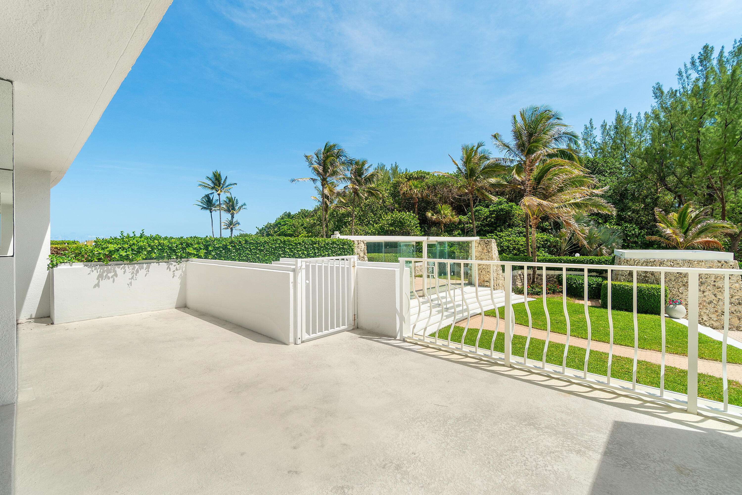 Palm Beach, FL 33480,2774 S Ocean BLVD 106