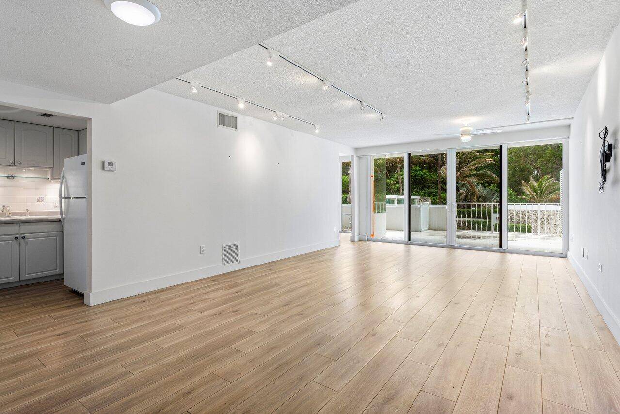 Palm Beach, FL 33480,2774 S Ocean BLVD 106