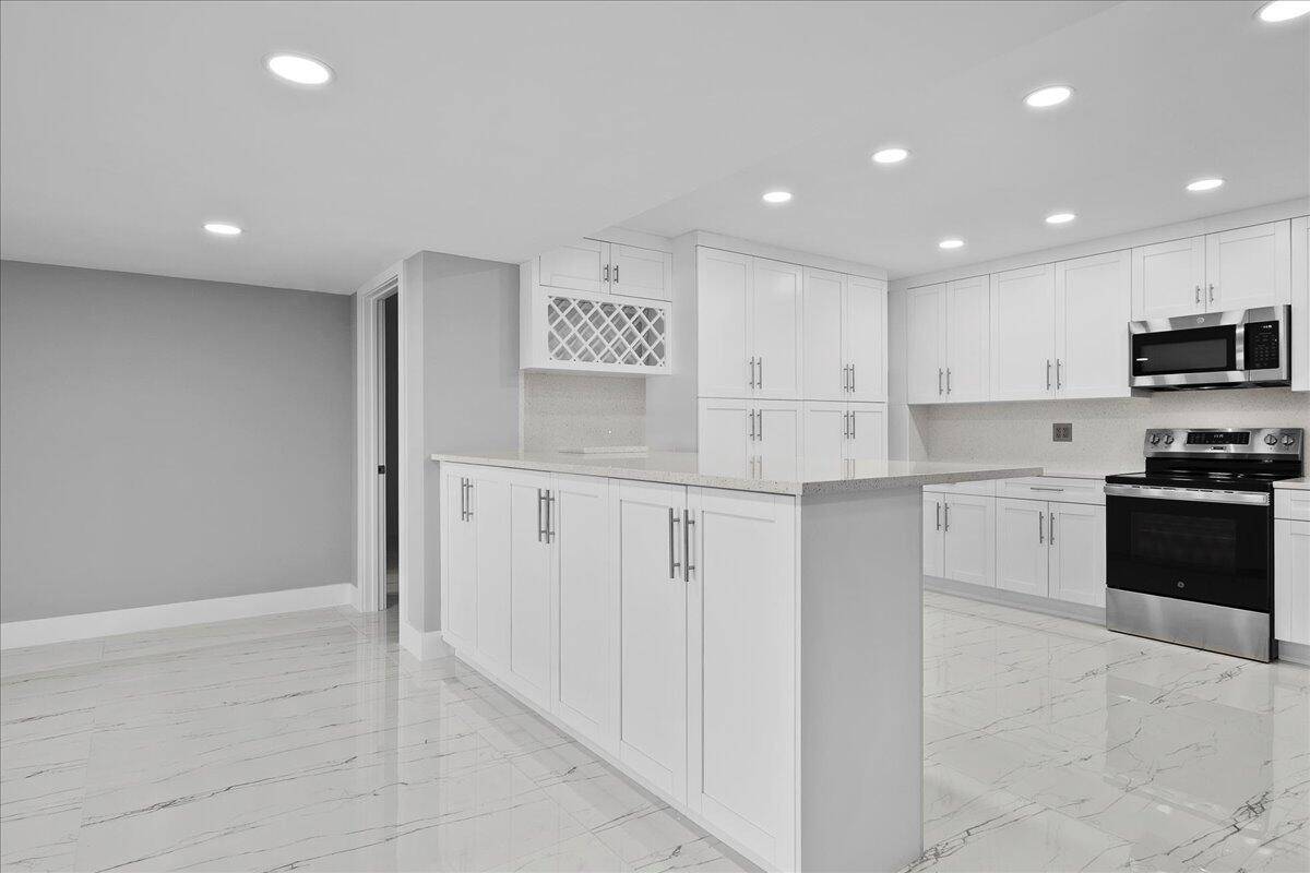 Riviera Beach, FL 33404,3040 Lake Shore DR 101