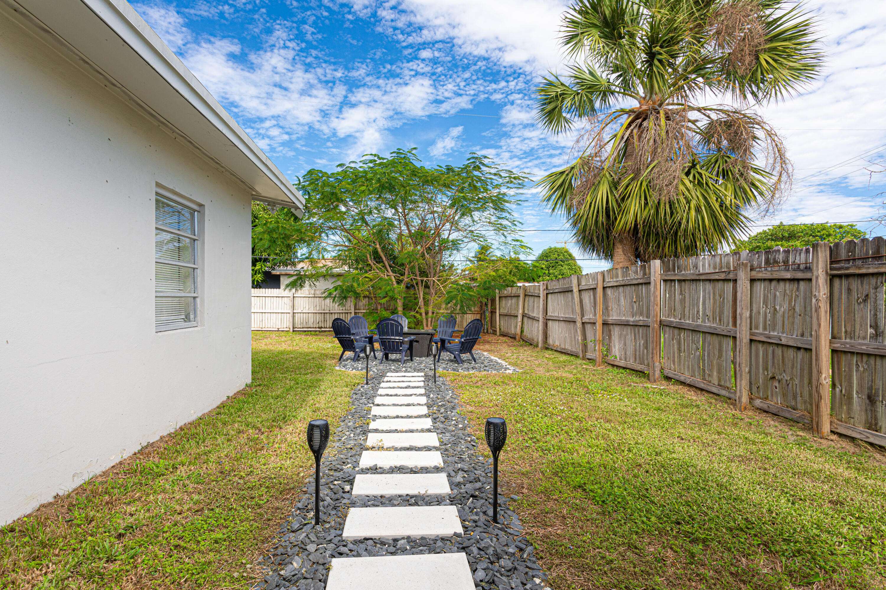 Lantana, FL 33462,1415 W Branch ST