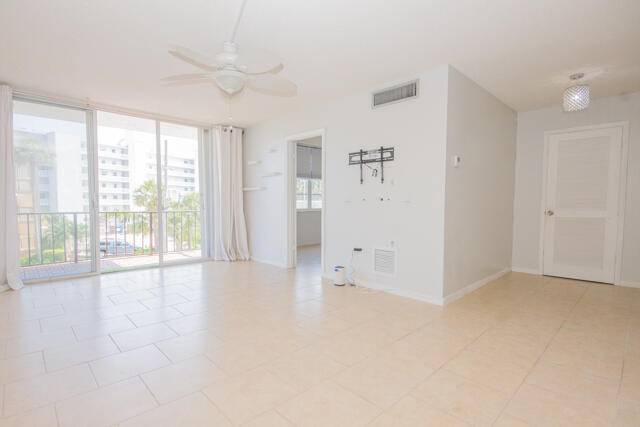 Lantana, FL 33462,301 Croton AVE 303