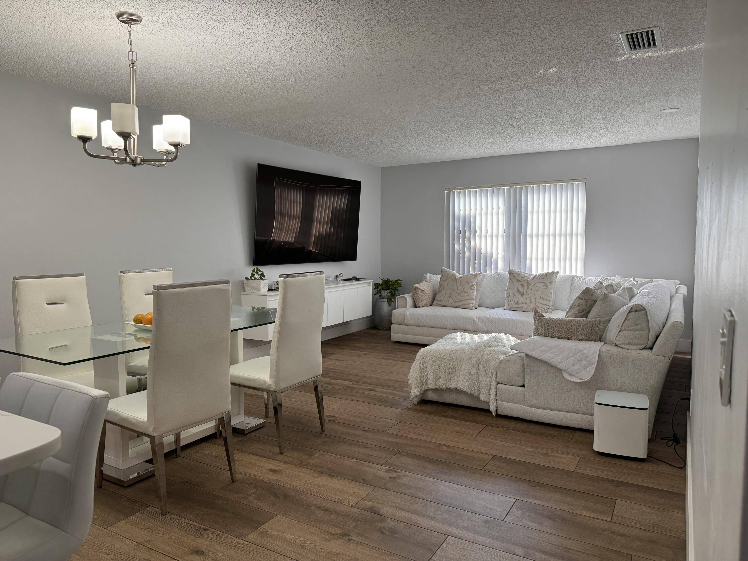Royal Palm Beach, FL 33411,68 Mahoris DR