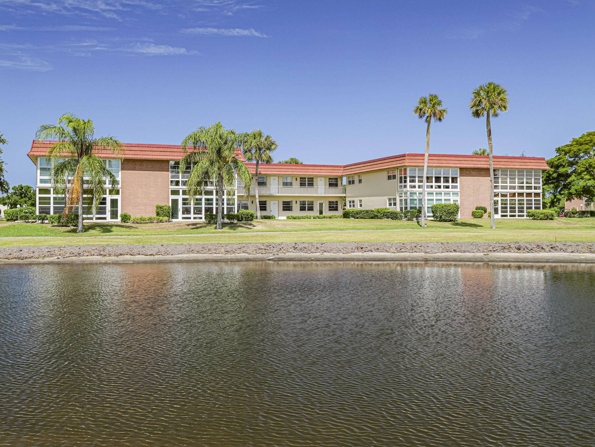 Vero Beach, FL 32962,76 Royal Oak DR 104