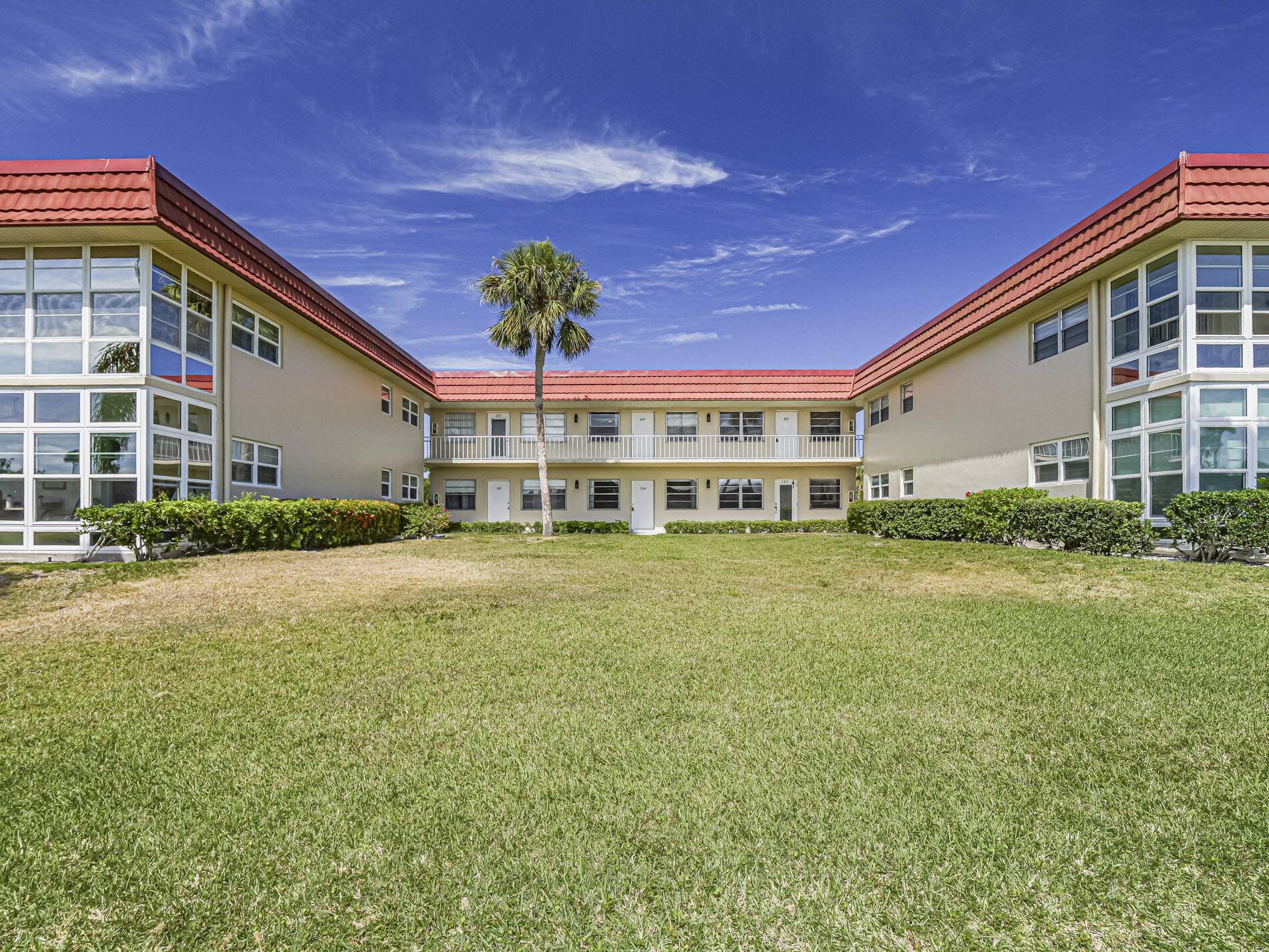 Vero Beach, FL 32962,76 Royal Oak DR 104