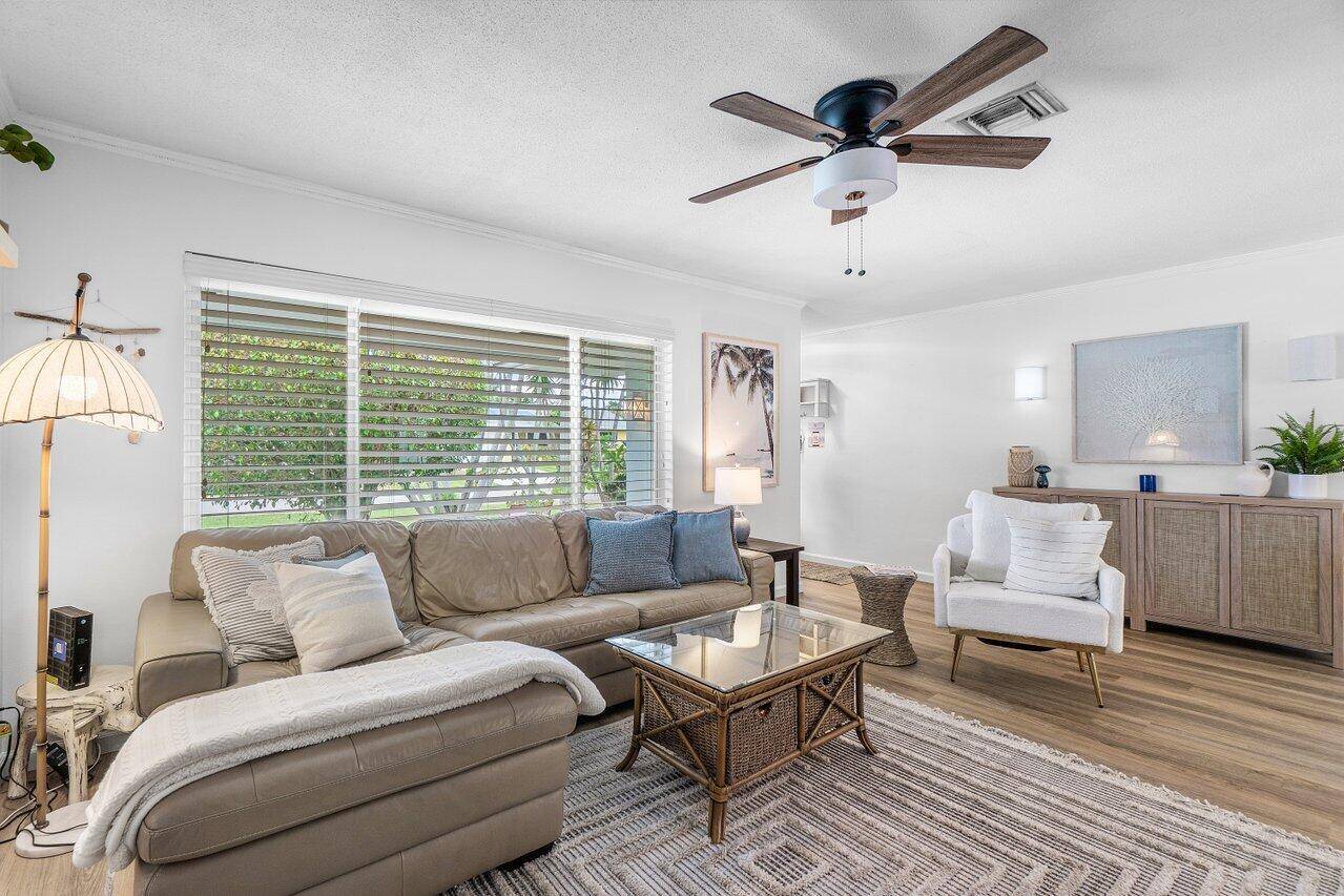Tequesta, FL 33469,353 Mars AVE