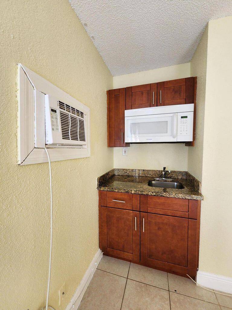 Dania Beach, FL 33004,4471 SW 54th CT 1a-2b