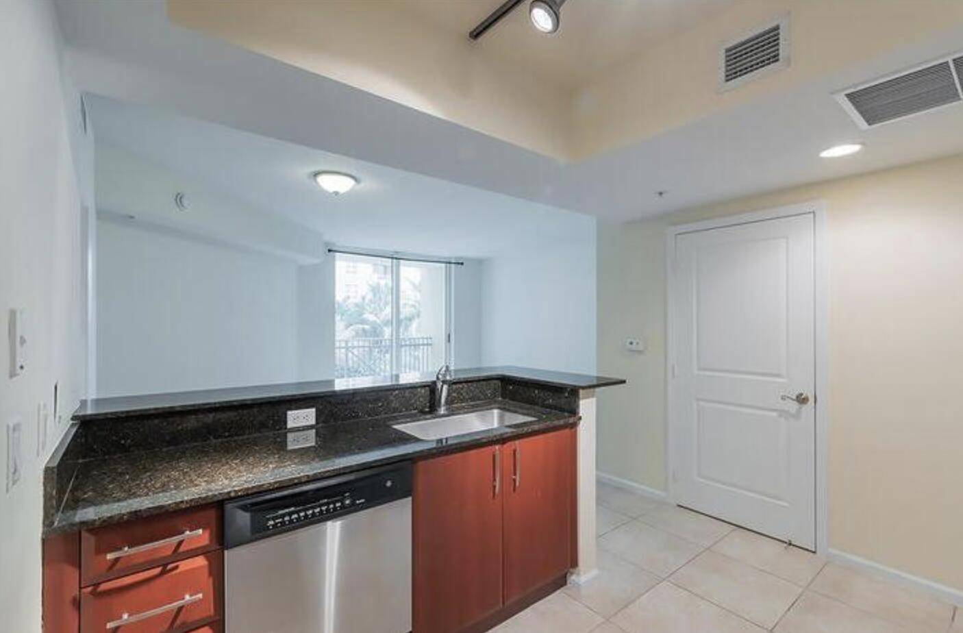 West Palm Beach, FL 33401,403 S Sapodilla AVE 303