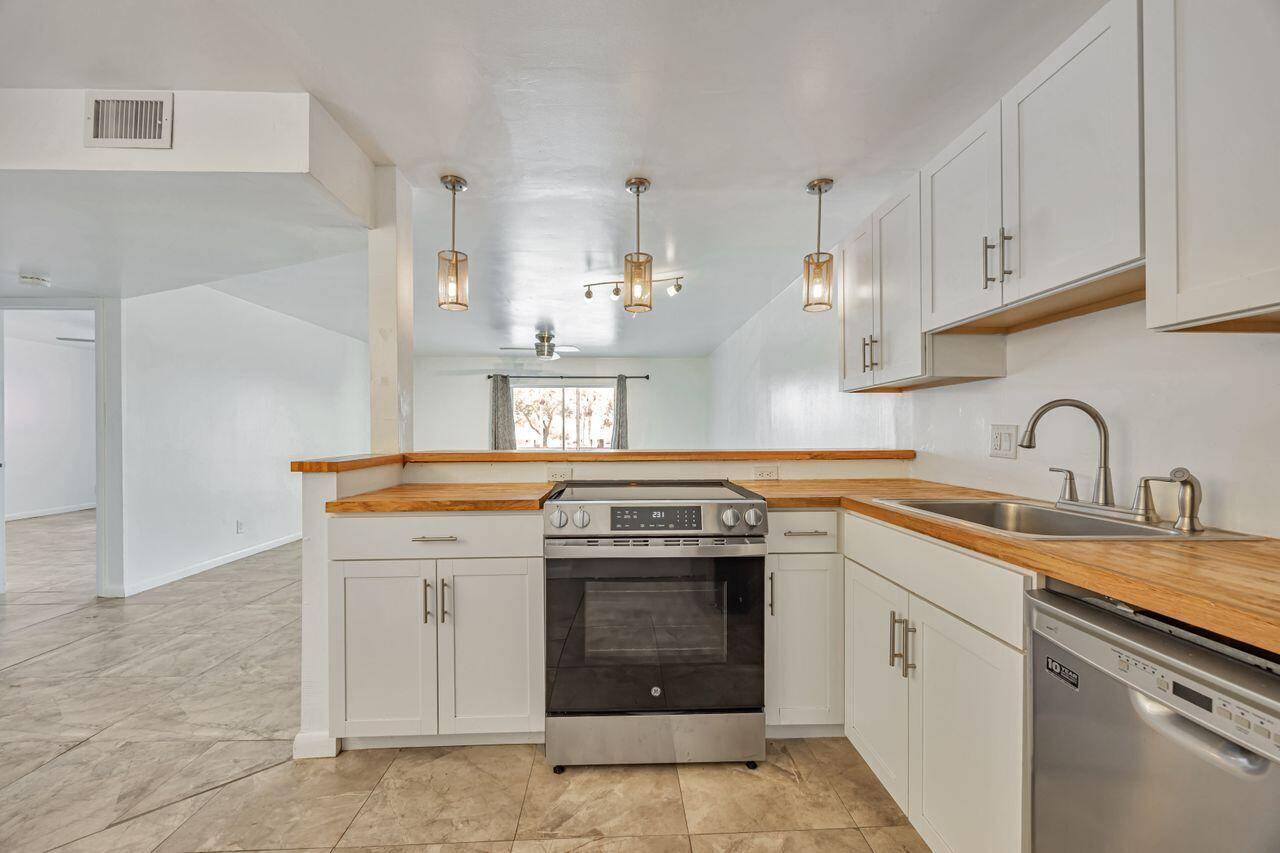 Boca Raton, FL 33428,22605 SW 66th AVE 206