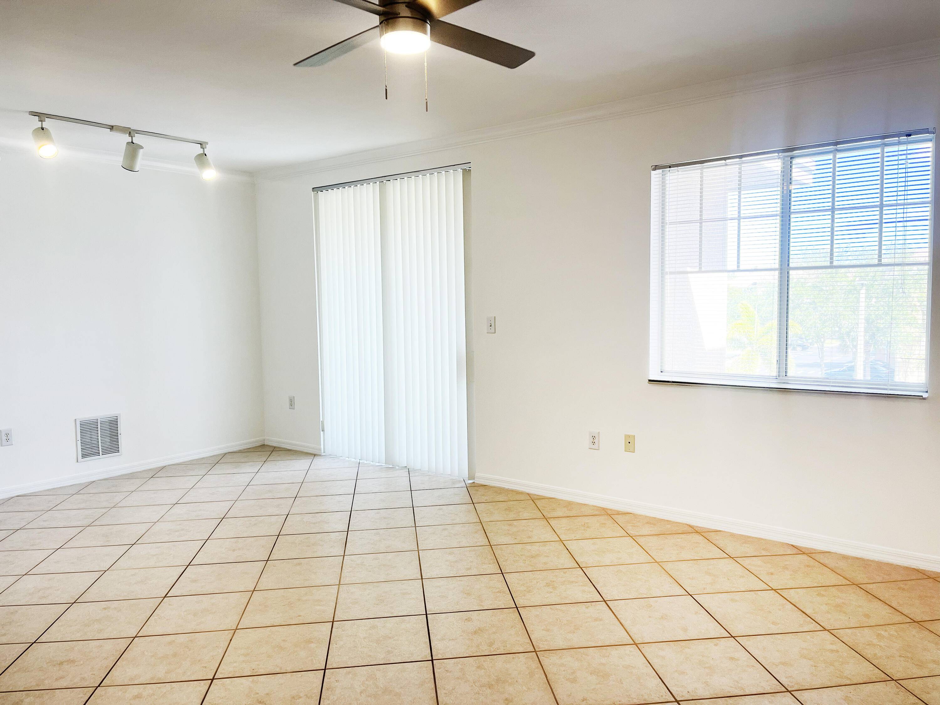 West Palm Beach, FL 33411,6482 Emerald Dunes DR 302