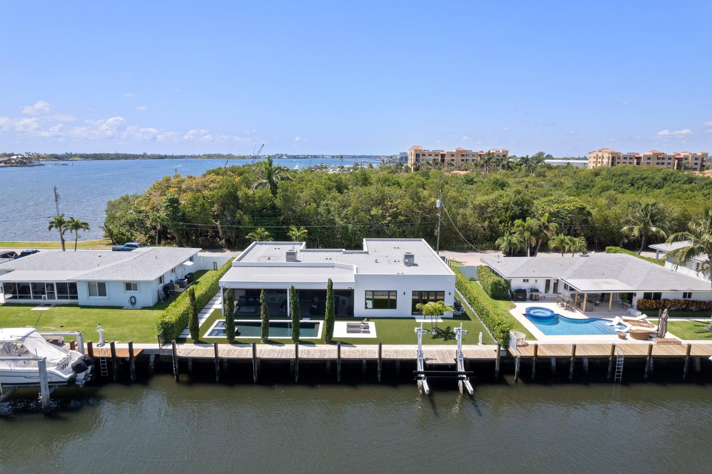 Hypoluxo, FL 33462,160 Periwinkle DR