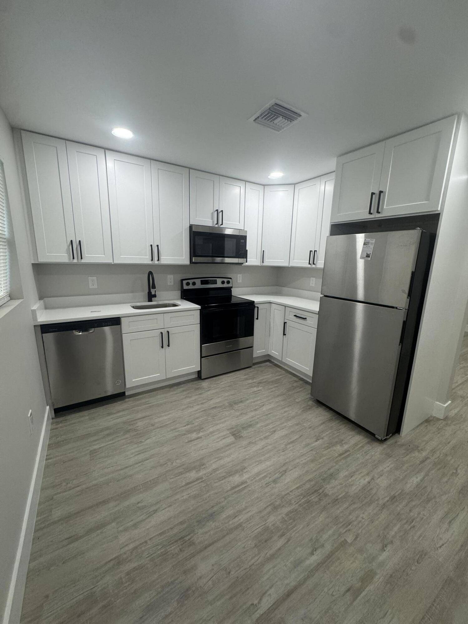Palm Springs, FL 33461,2590 Hayden DR 2