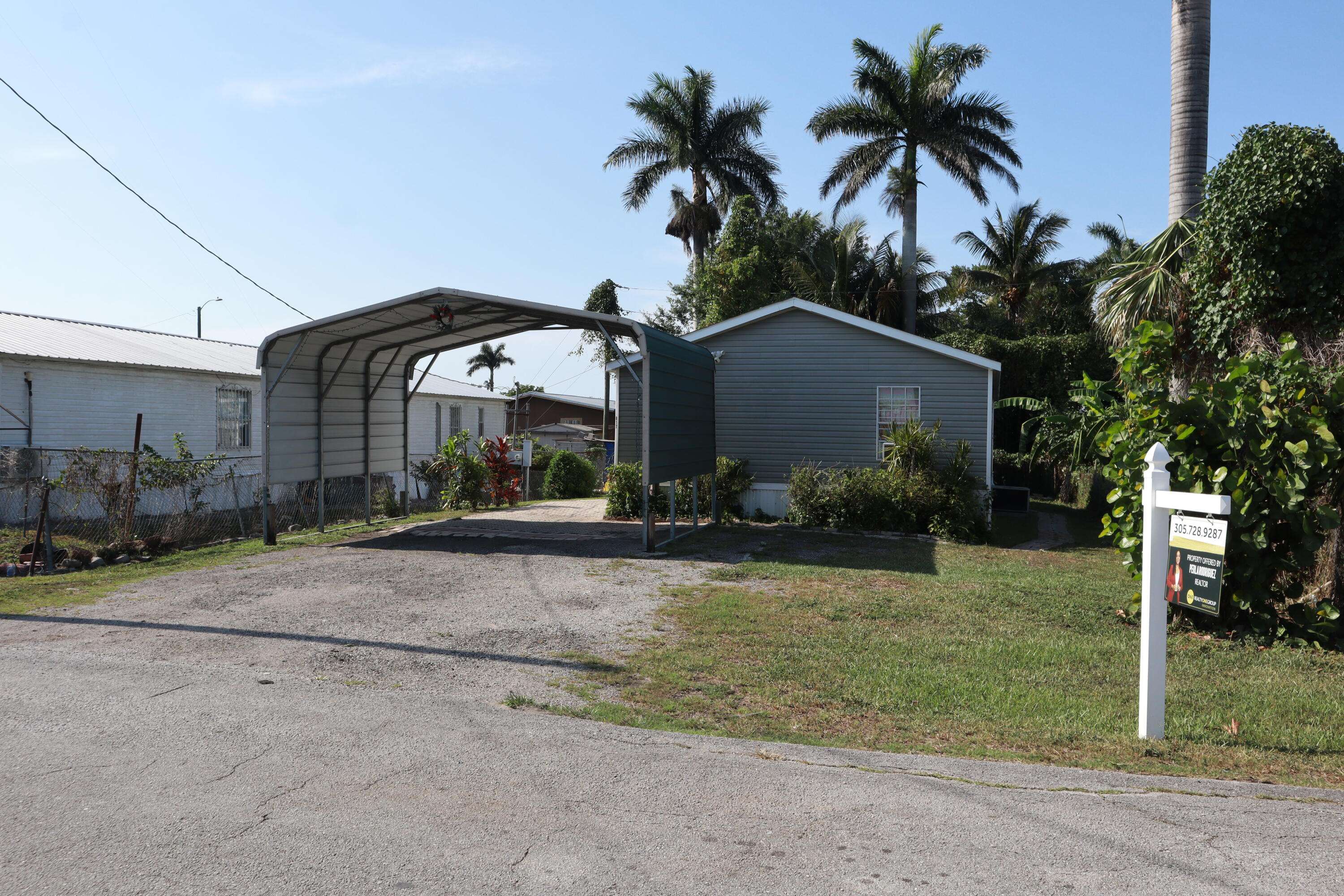 Pahokee, FL 33476,817 E 7th ST