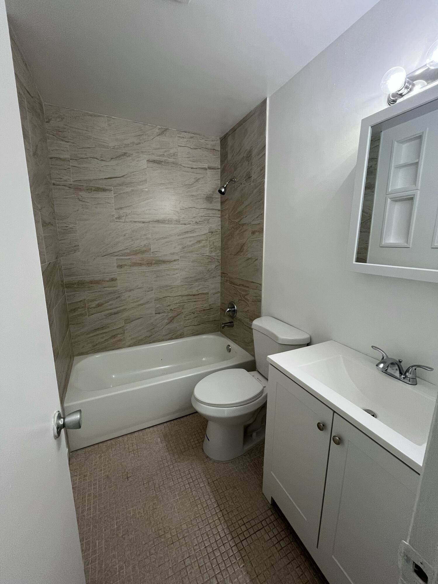Lake Park, FL 33403,810 Lake Shore DR Apt 29