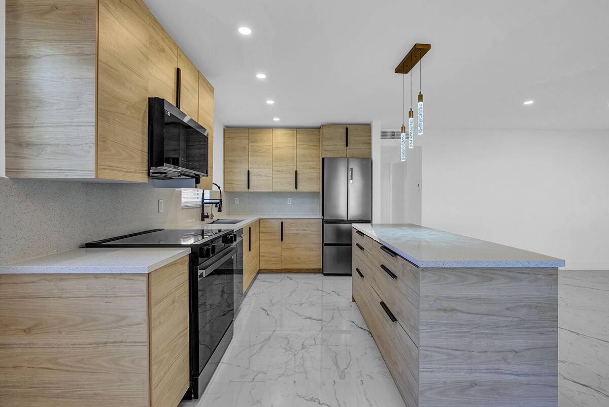 Delray Beach, FL 33446,245 Saxony F