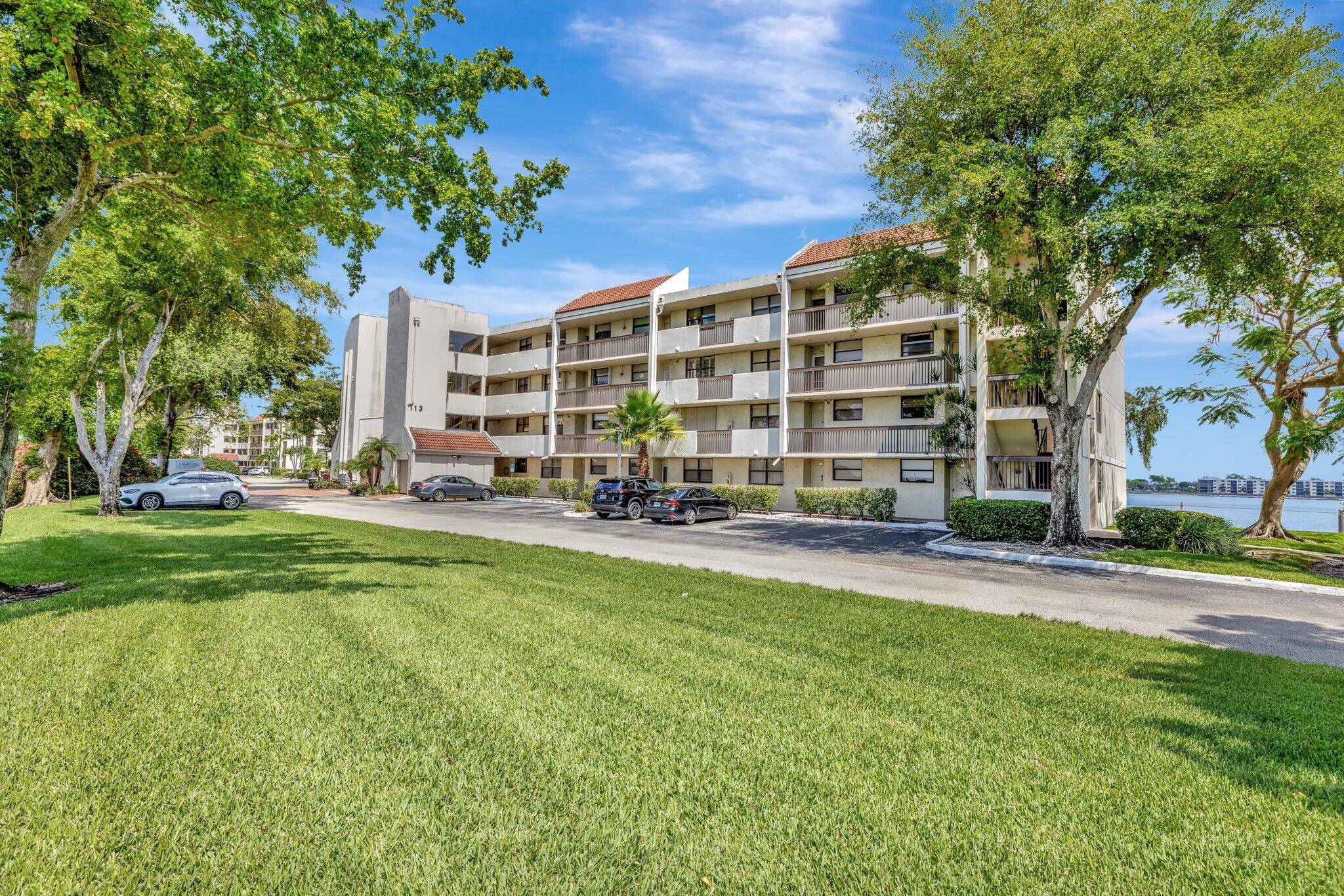 Oakland Park, FL 33309,113 Lake Emerald DR 409