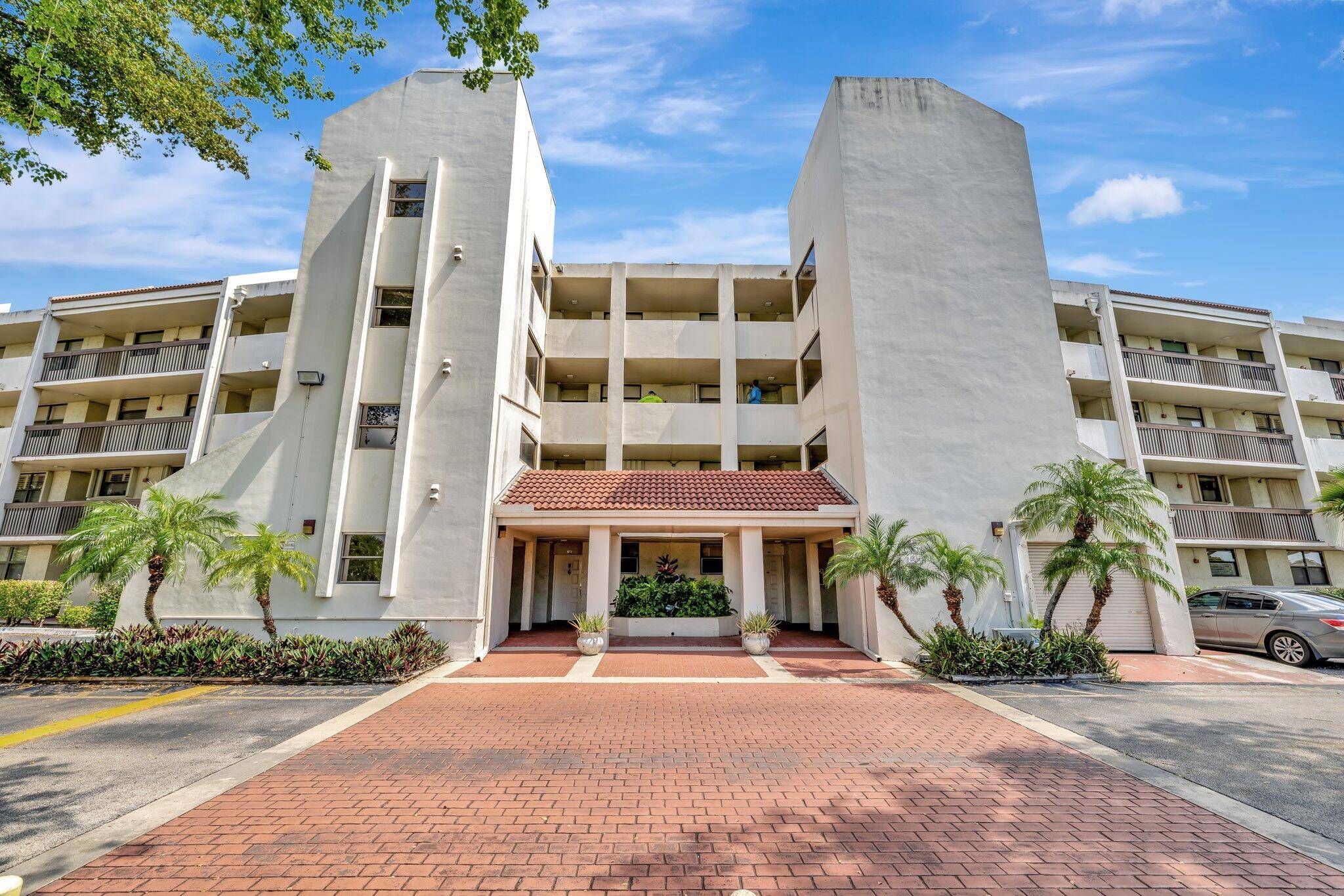 Oakland Park, FL 33309,113 Lake Emerald DR 409