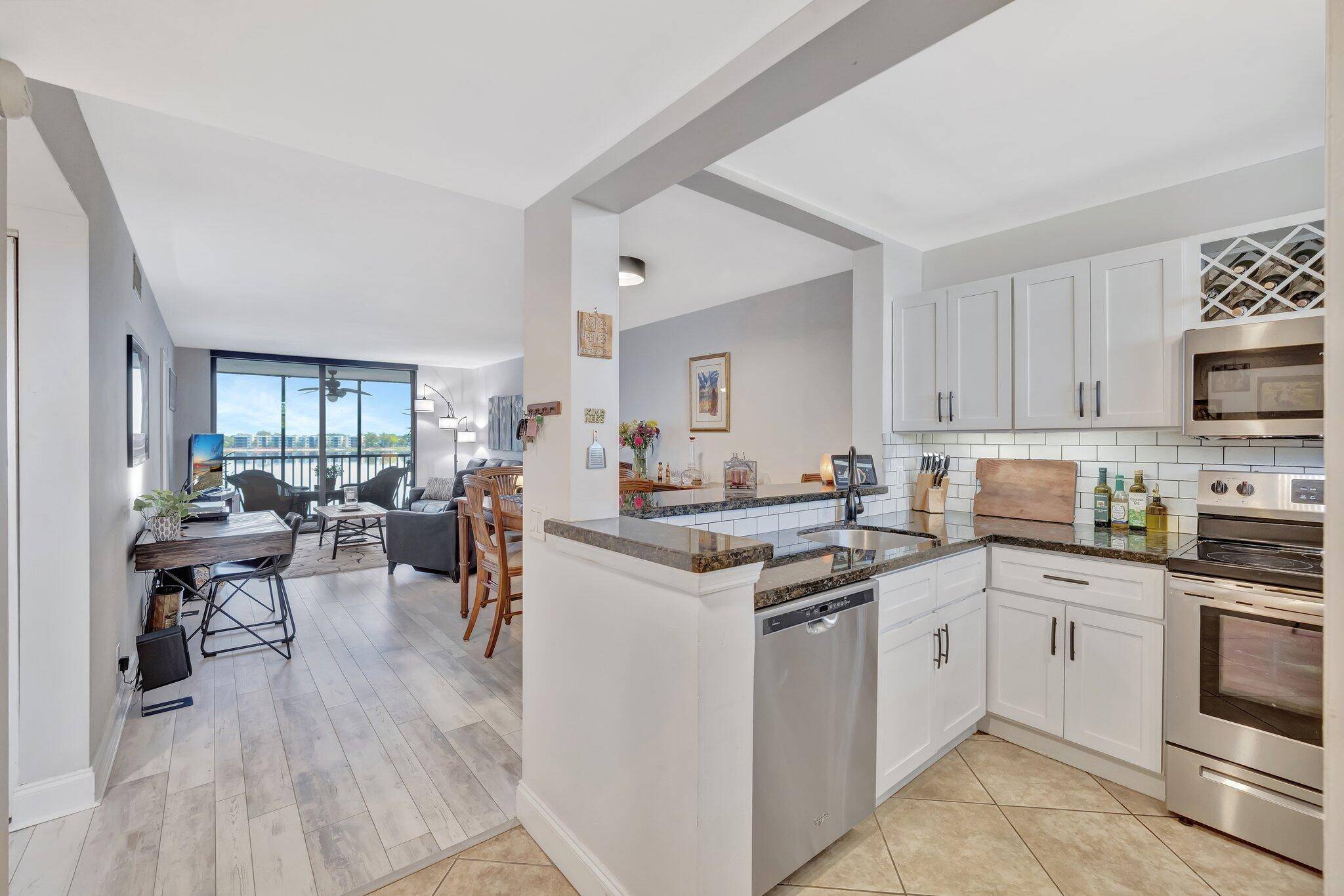 Oakland Park, FL 33309,113 Lake Emerald DR 409