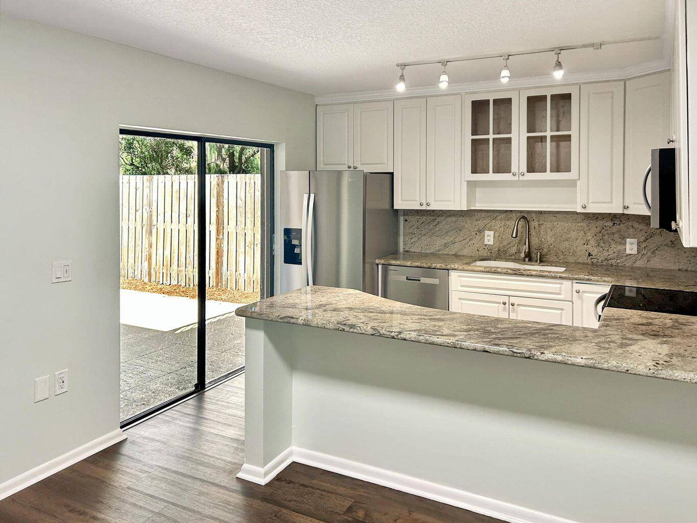 Palm Beach Gardens, FL 33418,405 4th LN