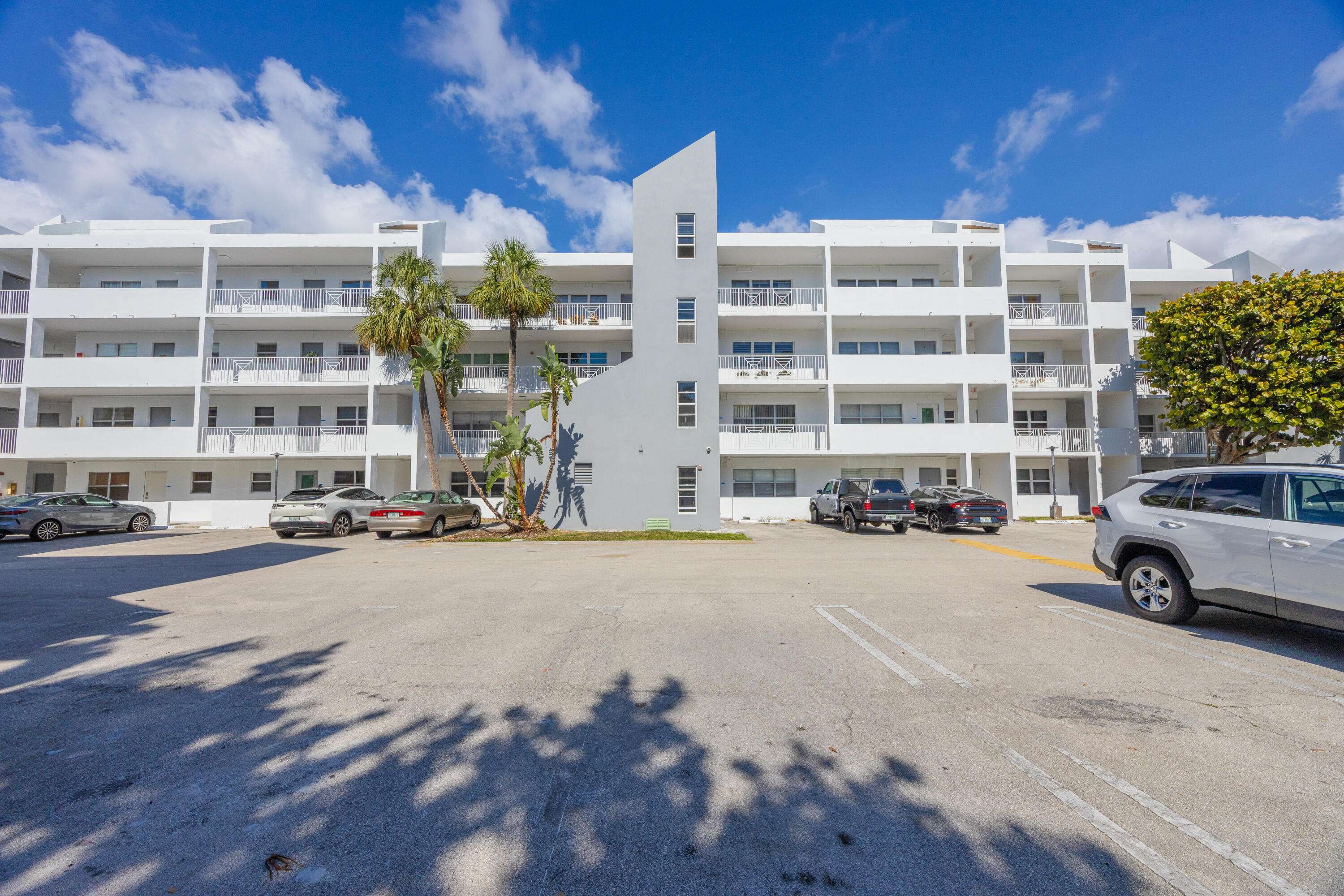 Pompano Beach, FL 33062,2850 NE 14th ST 209b