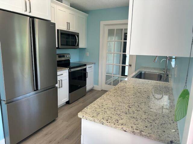 Stuart, FL 34994,907 SE Lake ST