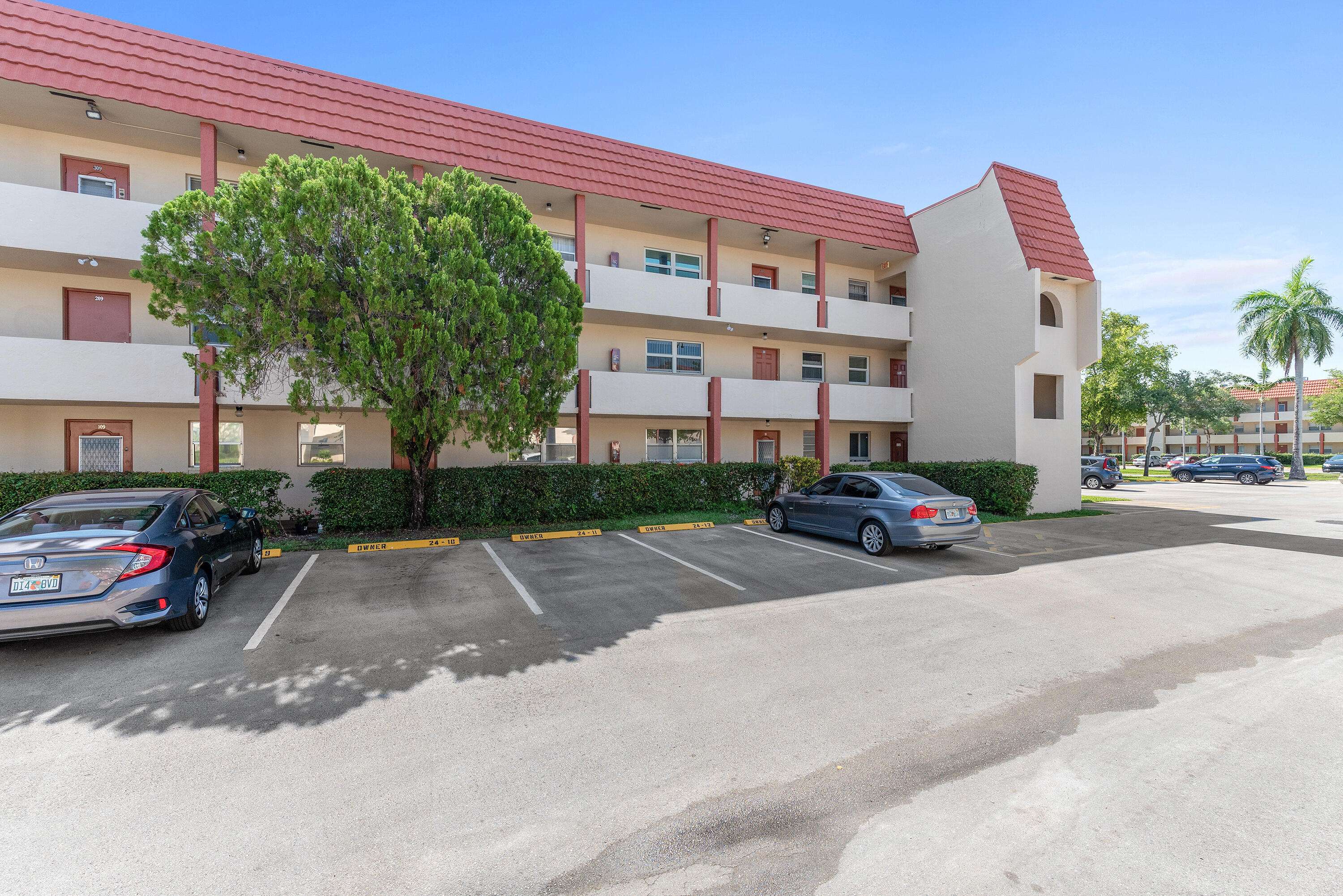 Sunrise, FL 33322,8000 E Sunrise Lakes DR 112