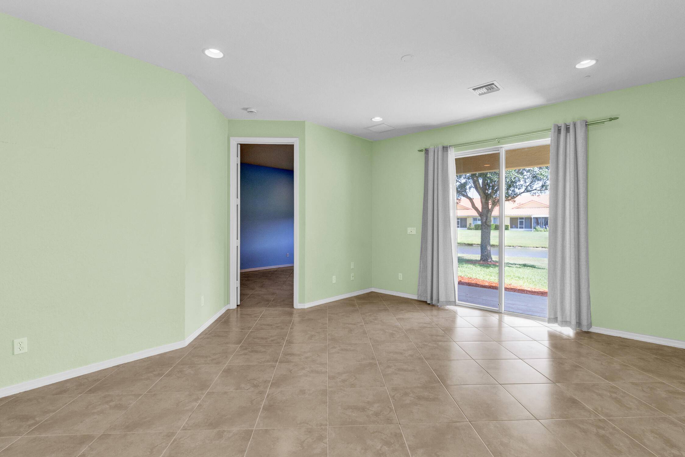 Vero Beach, FL 32966,6380 Oxford CIR 104