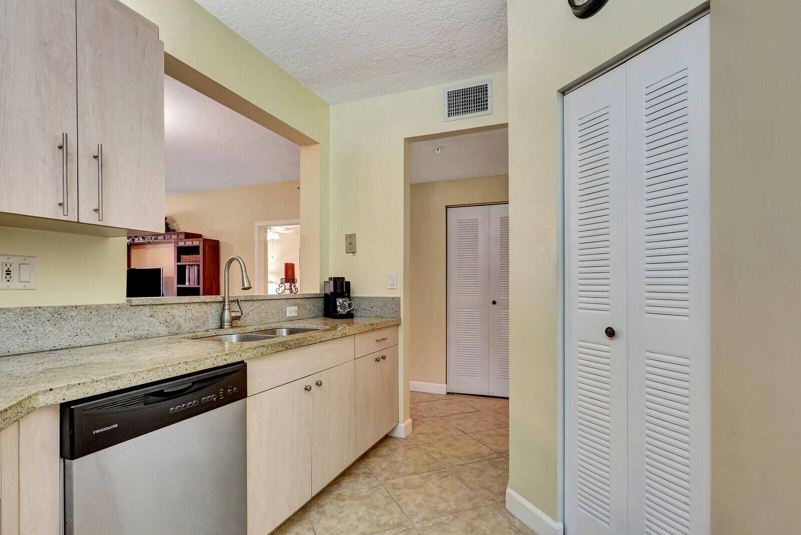Juno Beach, FL 33408,100 Uno Lago DR 104