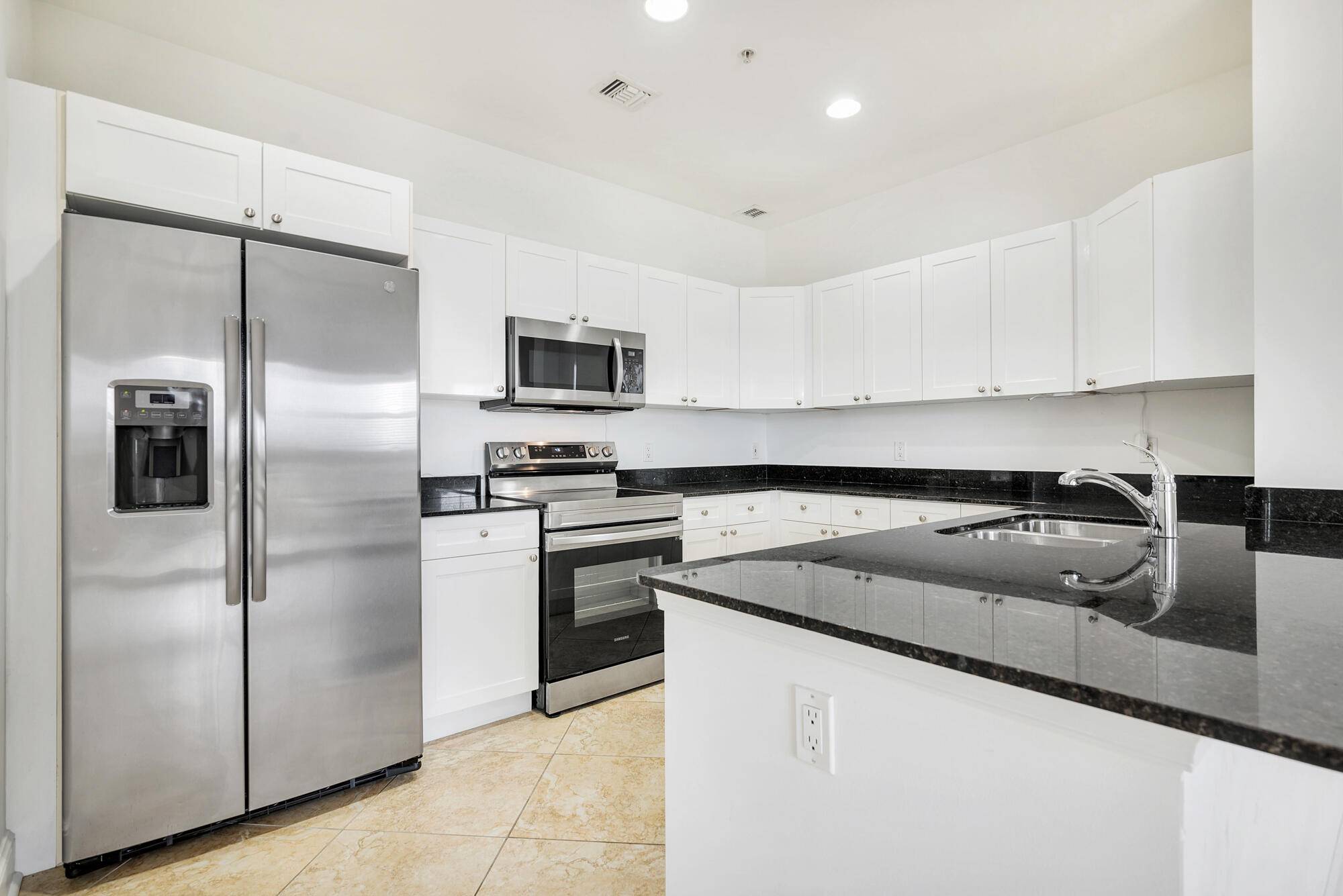 West Palm Beach, FL 33407,3960 N Flagler DR 305