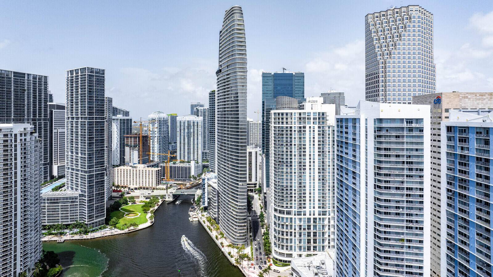 Miami, FL 33131,300 Biscayne Blvd WAY 1907w