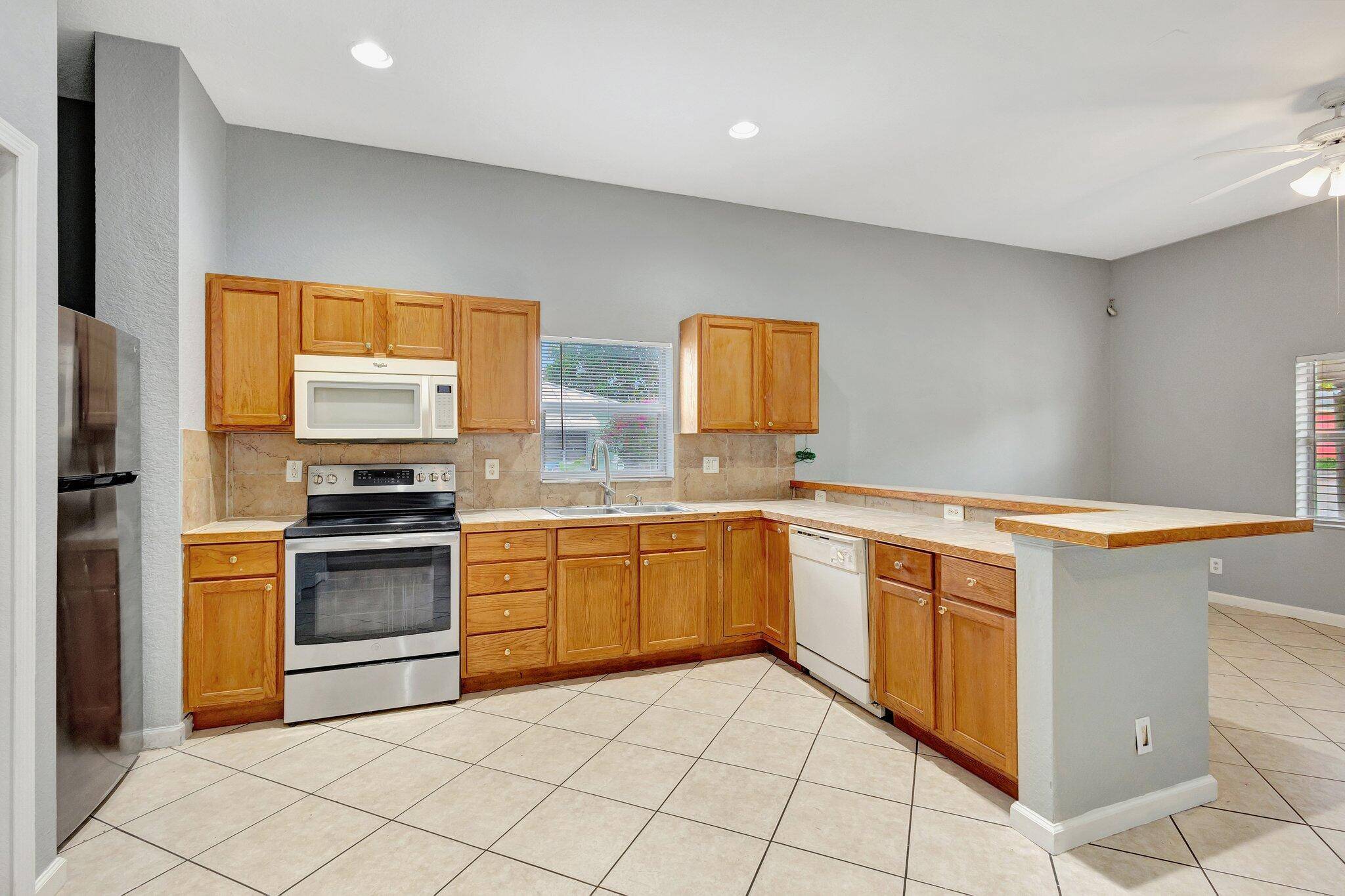 Lake Worth Beach, FL 33460,332 S E ST