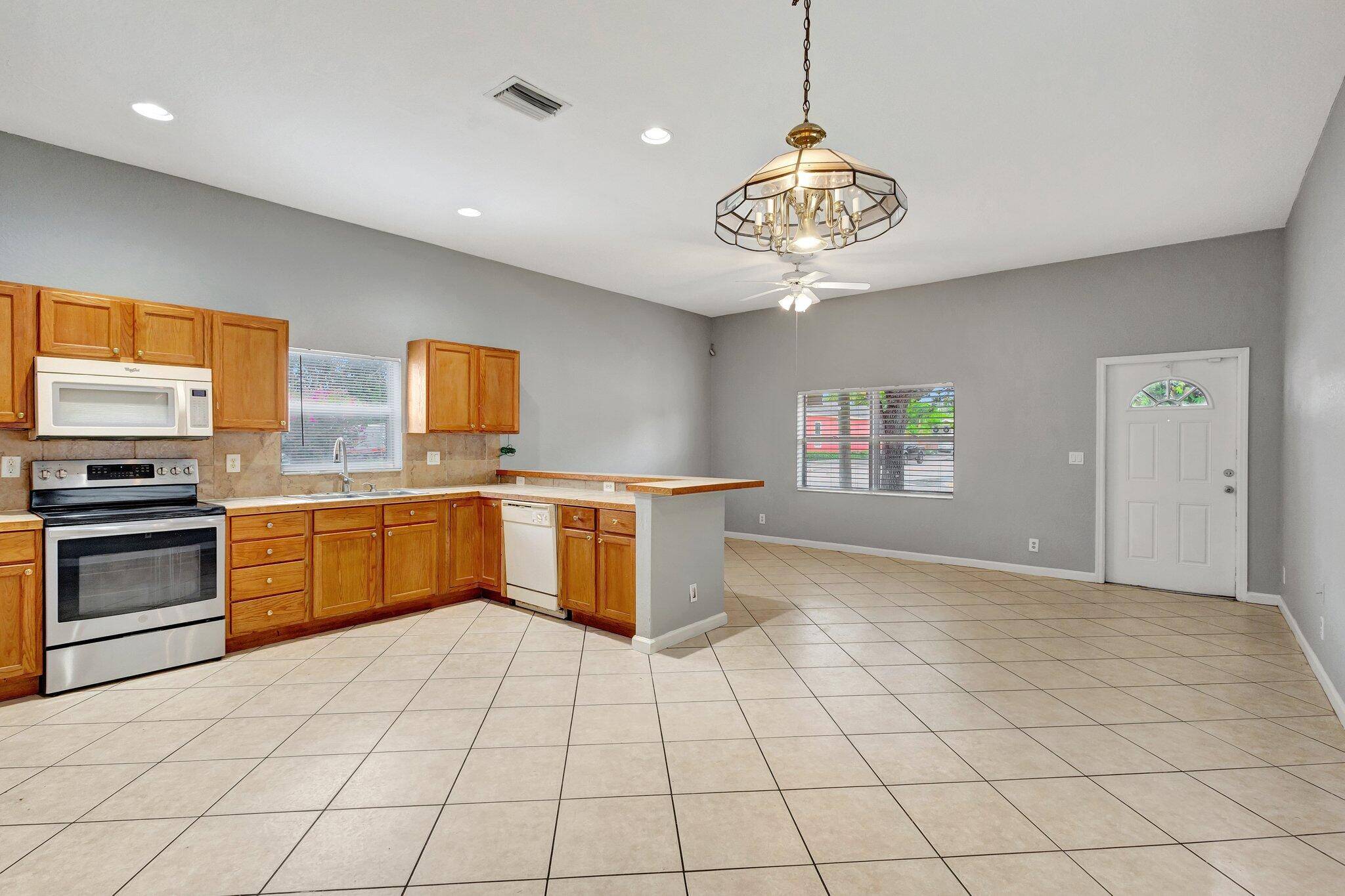 Lake Worth Beach, FL 33460,332 S E ST