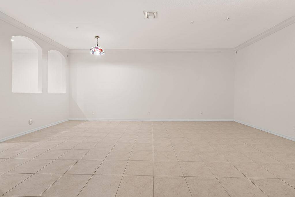 Tequesta, FL 33469,152 Village BLVD G