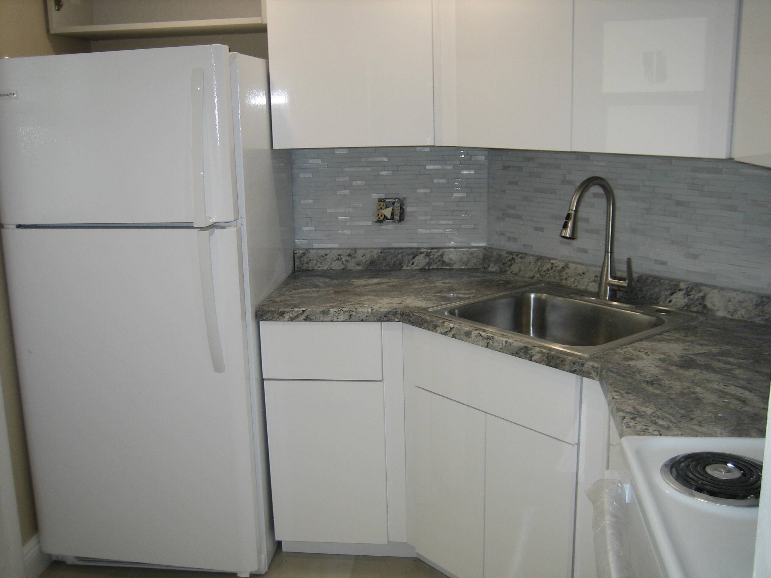 Deerfield Beach, FL 33064,960 Crystal Lake DR 204