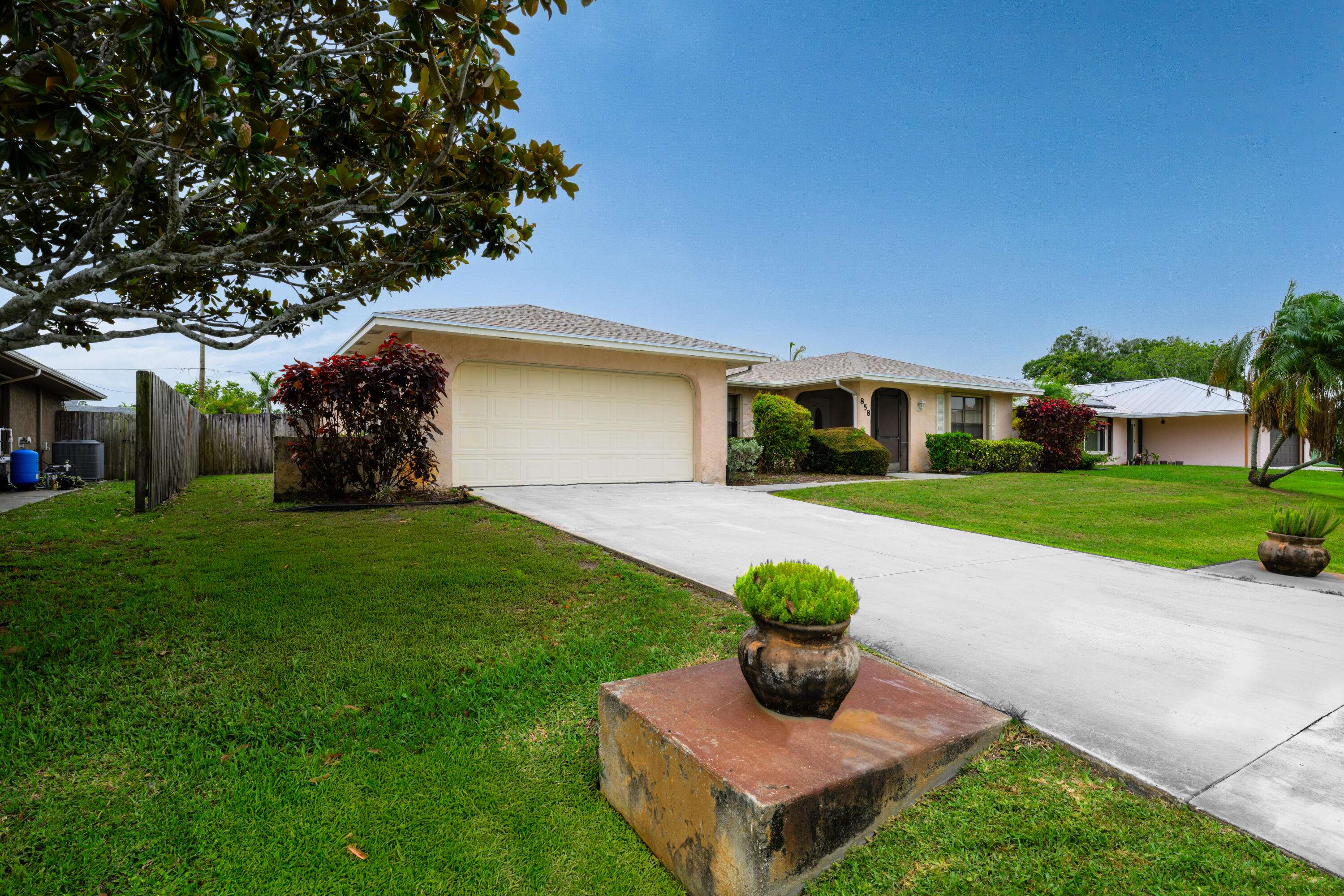 Port Saint Lucie, FL 34983,858 SE Roulette LN