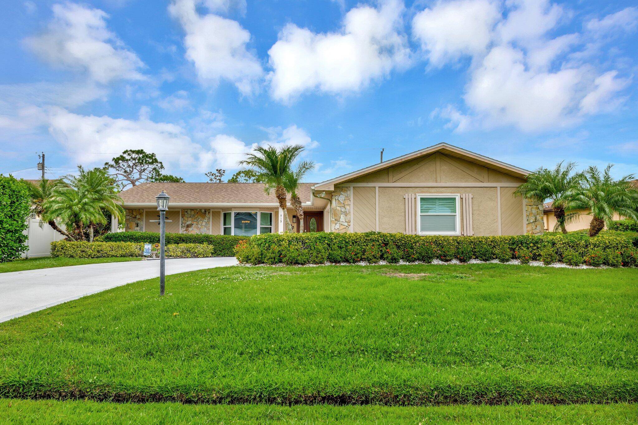 Port Saint Lucie, FL 34983,519 SE Brookside TER