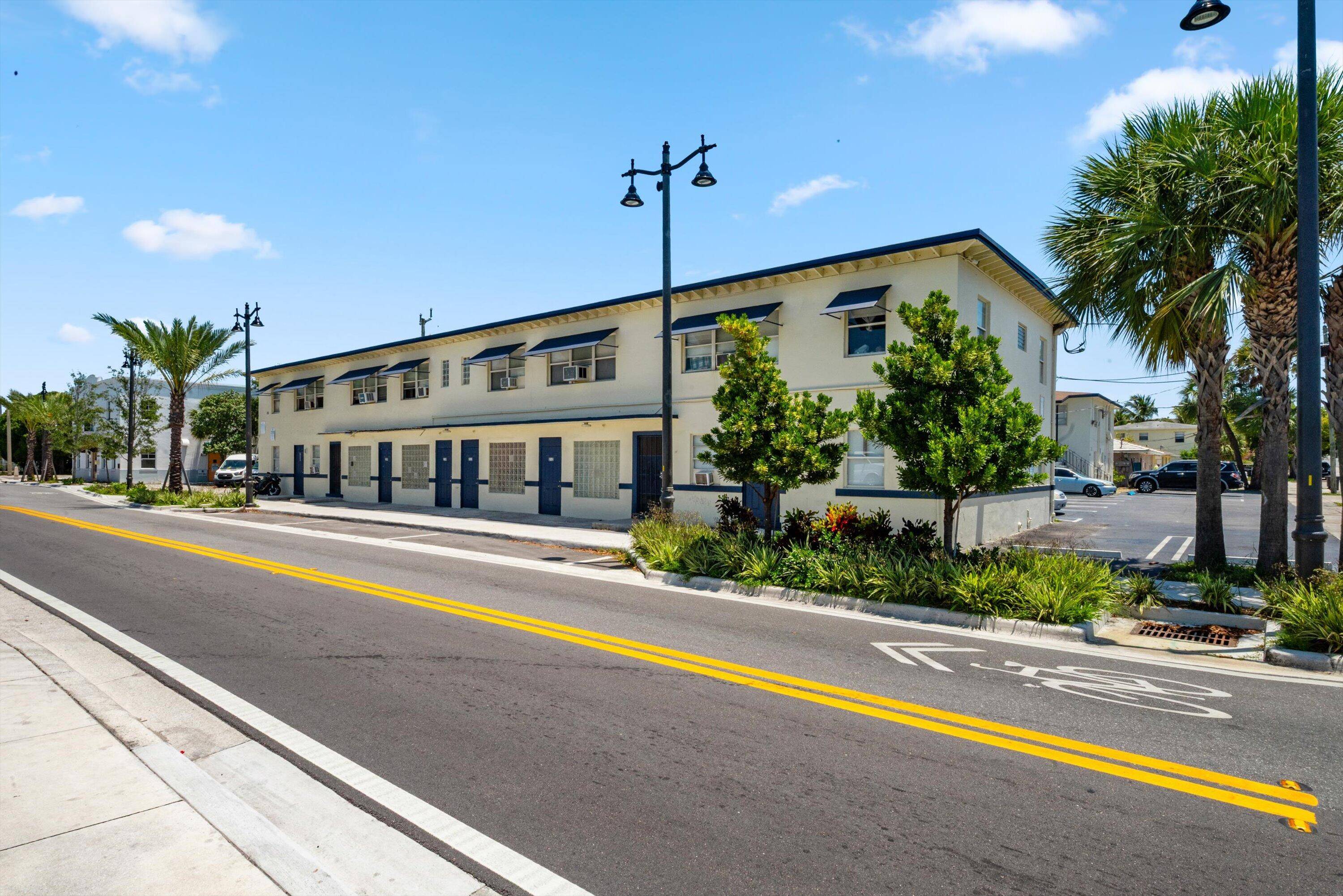 West Palm Beach, FL 33401,700 N Tamarind AVE 1-12