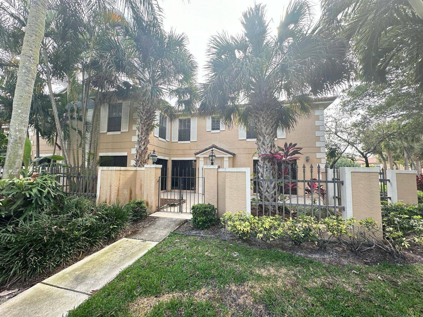 Palm Beach Gardens, FL 33418,356 Prestwick CIR 1
