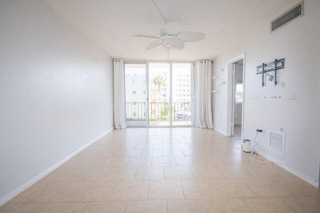 Lantana, FL 33462,301 Croton AVE 303