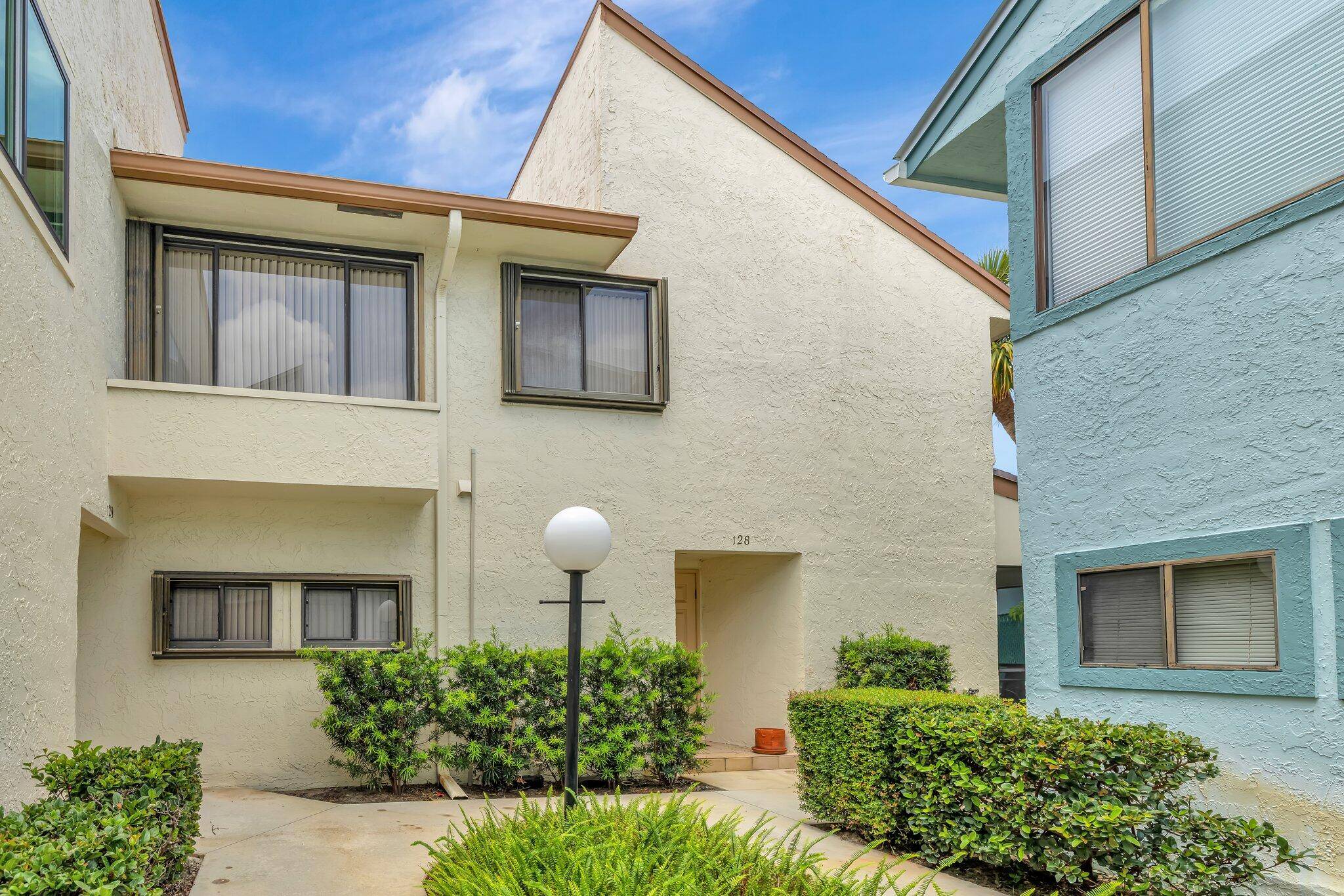 Stuart, FL 34994,950 S Kanner HWY Th-128