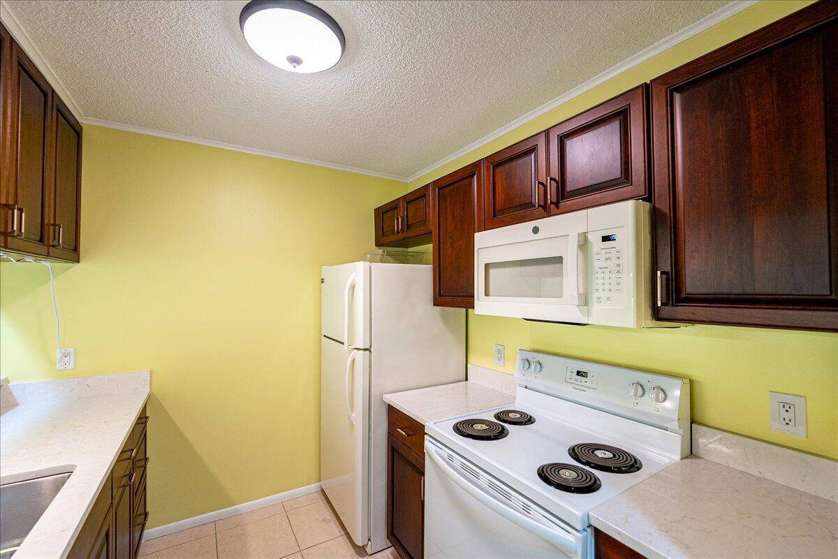Vero Beach, FL 32966,14 Plantation DR 105