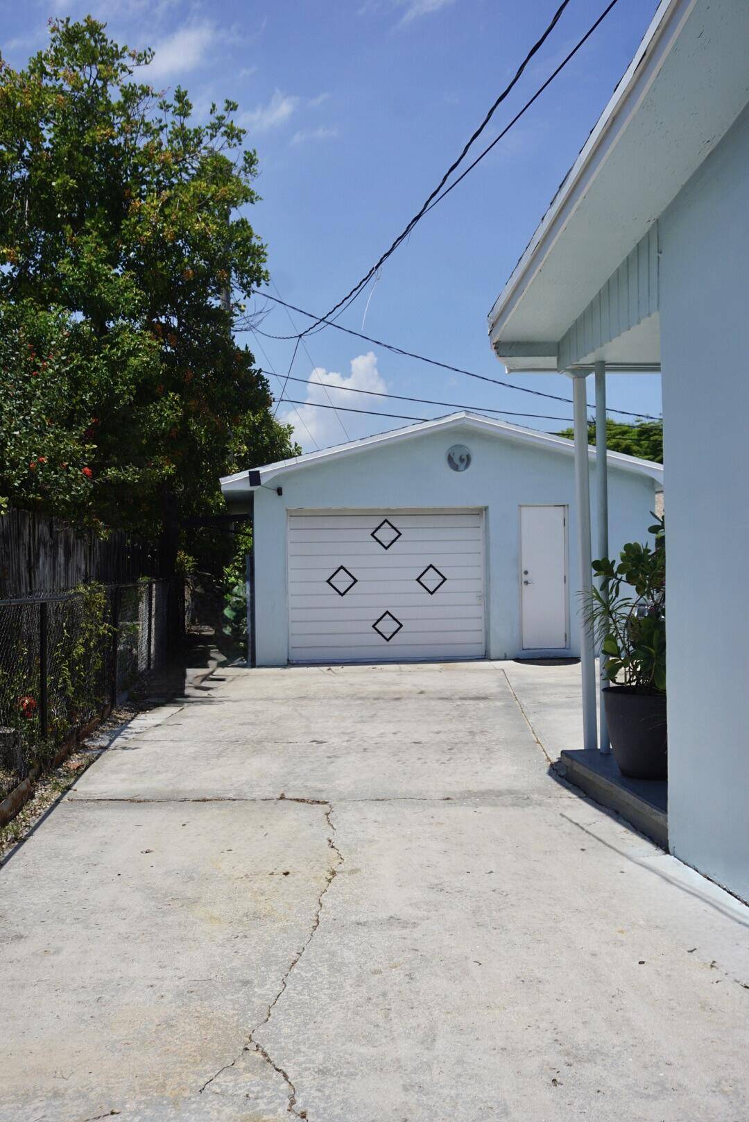 Lantana, FL 33462,323 W Pine ST