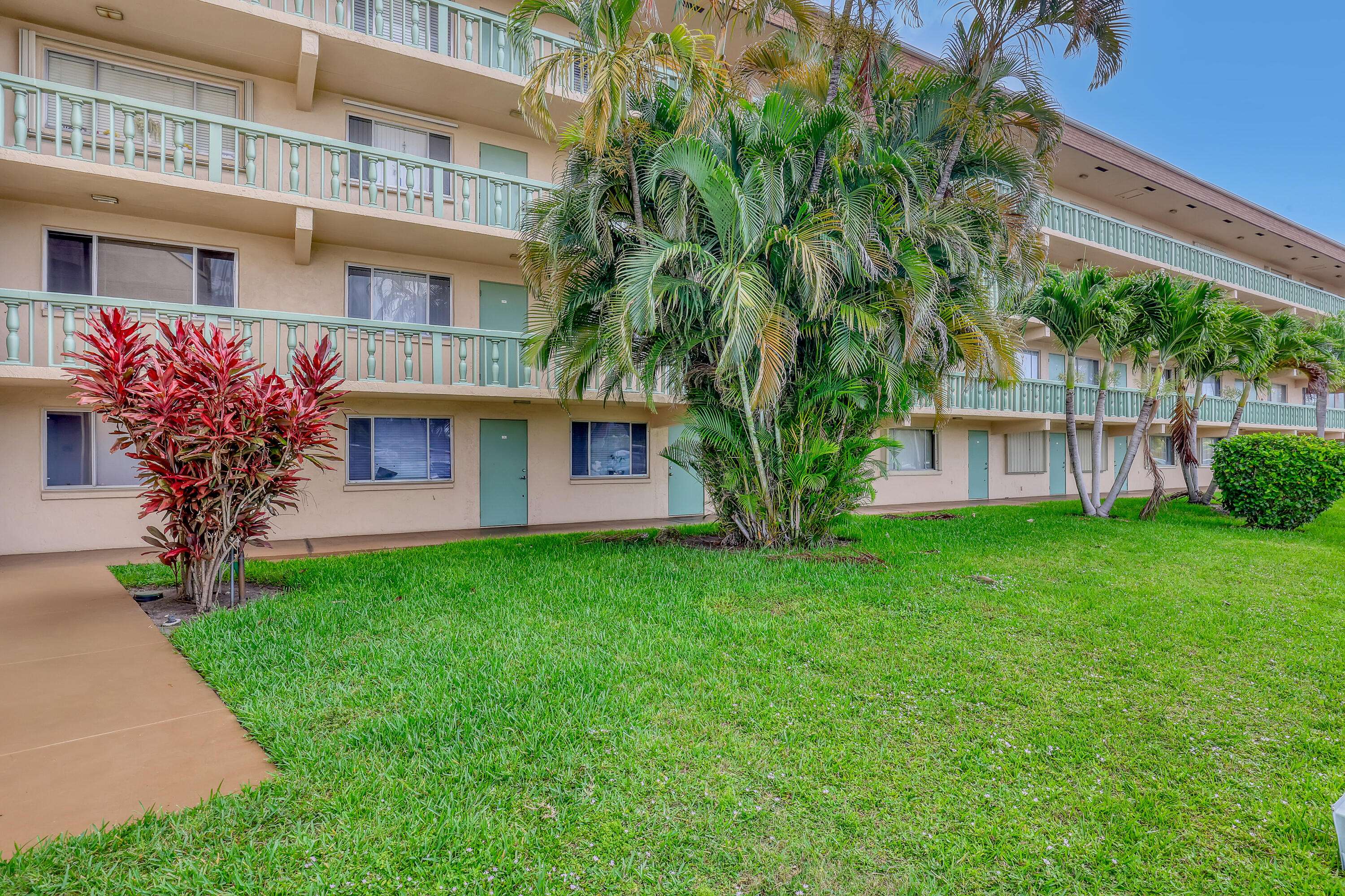 Palm Springs, FL 33461,300 S Village Green CIR 120