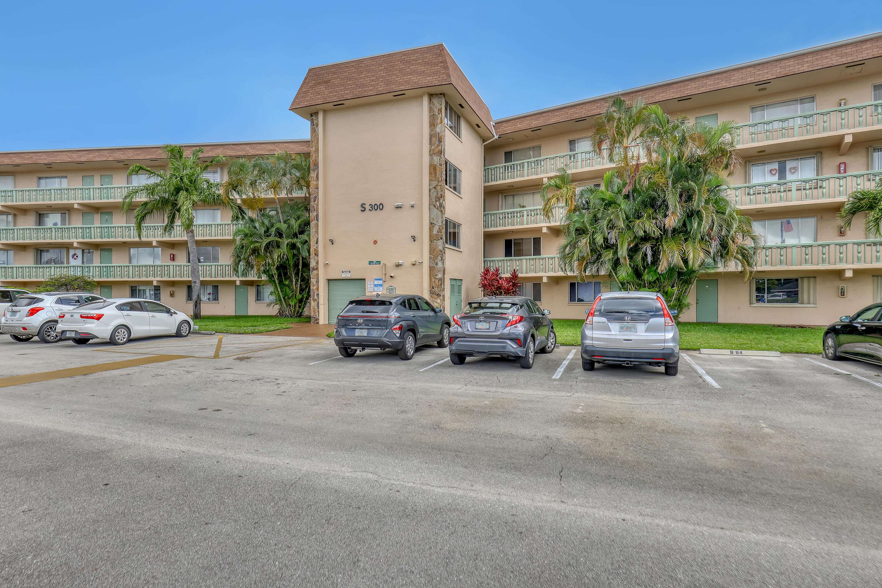 Palm Springs, FL 33461,300 S Village Green CIR 120