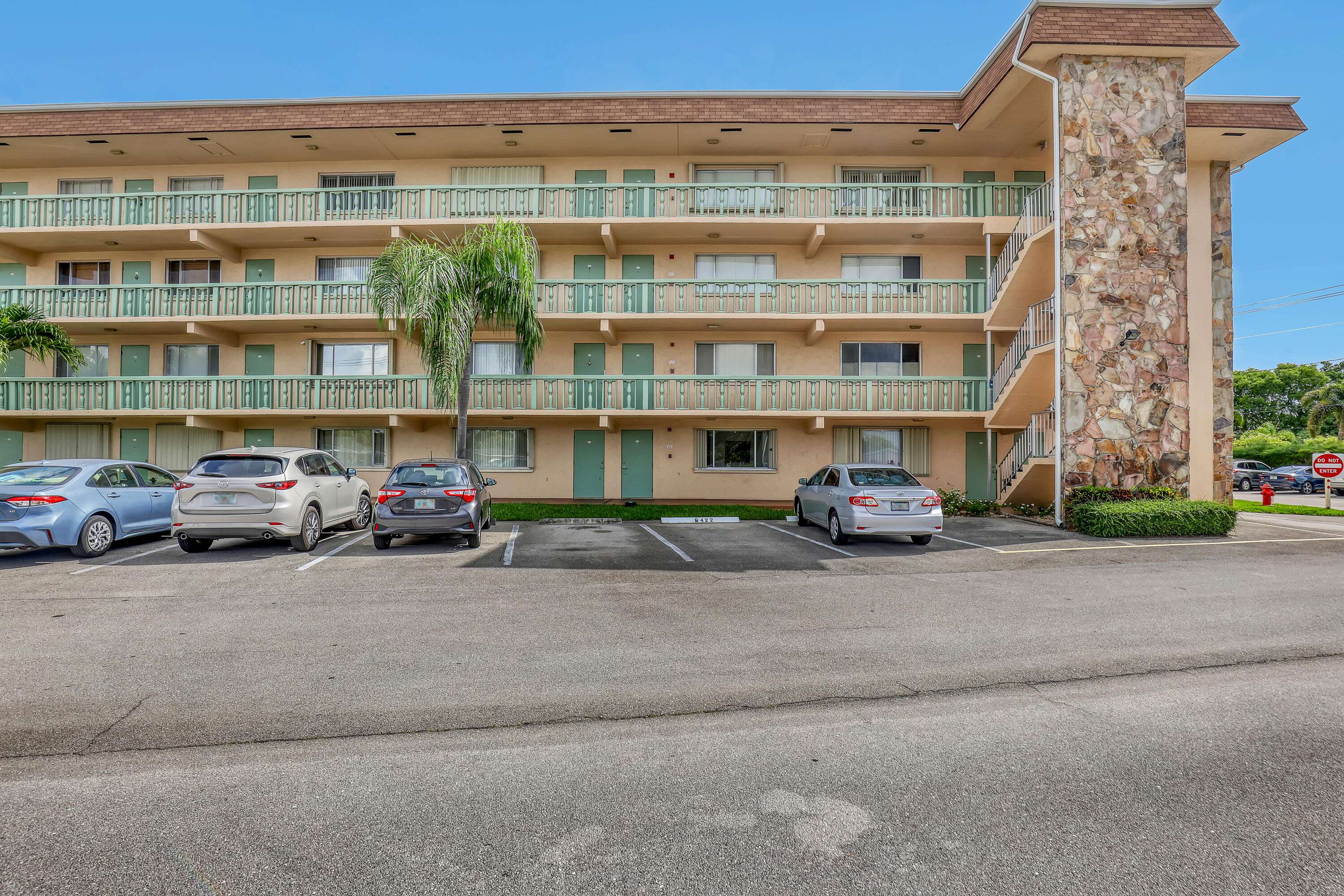 Palm Springs, FL 33461,300 S Village Green CIR 120