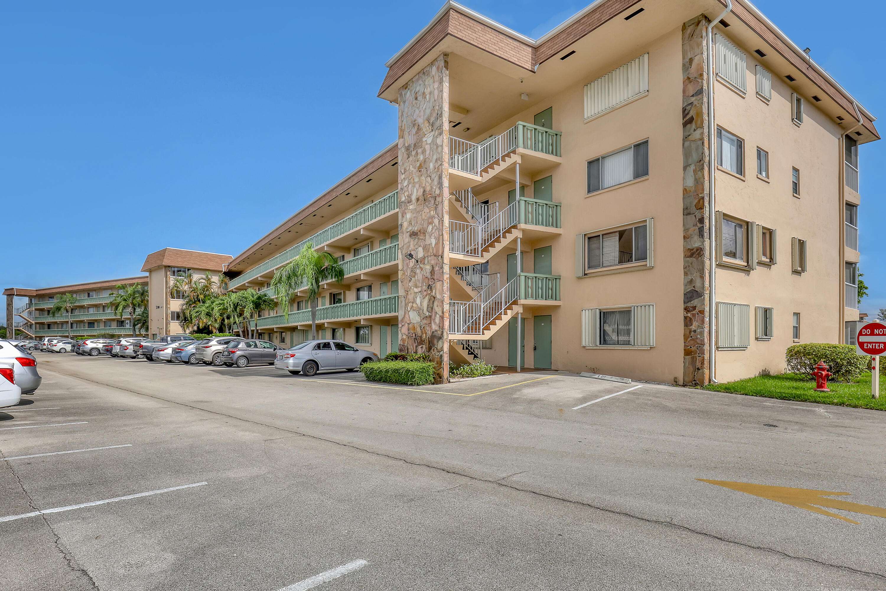 Palm Springs, FL 33461,300 S Village Green CIR 120