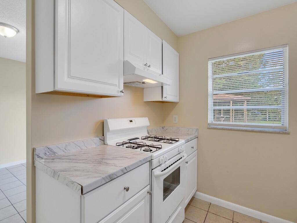 Fort Pierce, FL 34947,803 Hickory ST