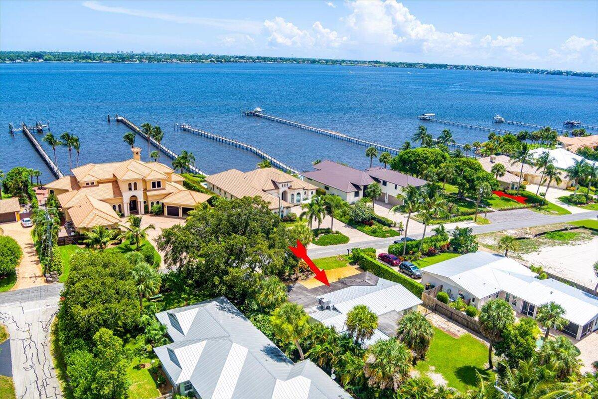 Stuart, FL 34994,804 SE Riverside DR